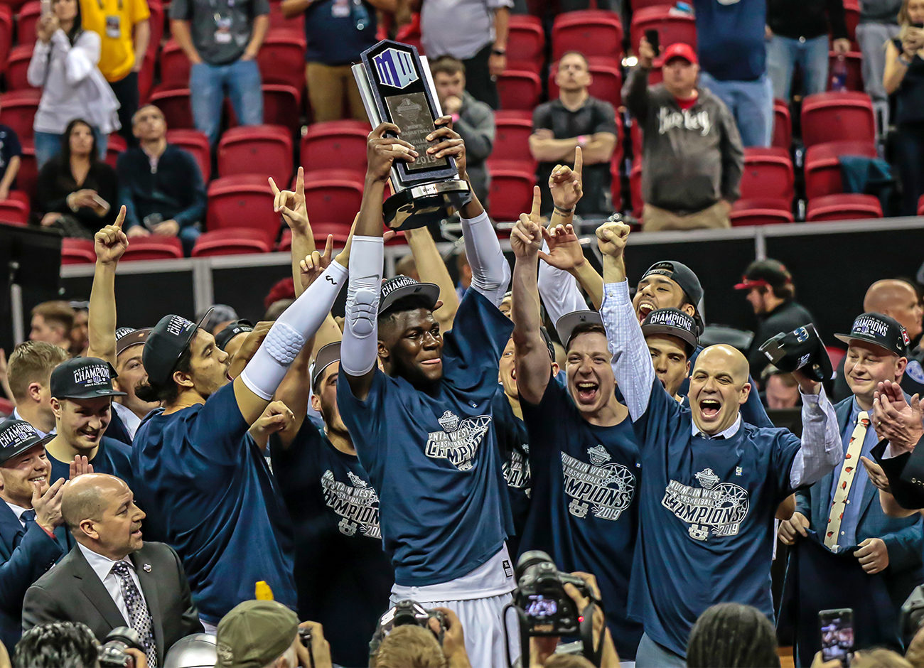 Team hoisting the Mountain West Championship Trophy